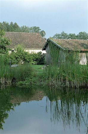 simsearch:628-02615757,k - Wooden Cottages behind a Pond - Shore - Nature Foto de stock - Royalty Free Premium, Número: 628-02615752