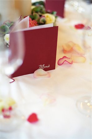 simsearch:628-02615757,k - Menu Card on a Table with Rose Petals on it - Decoration - Party - Wedding Foto de stock - Royalty Free Premium, Número: 628-02615764