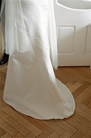 simsearch:628-02615741,k - Frau in einem Brautkleid steht vor eine offene Tür - Parkett Bodenbelag - Wohnung - Hochzeit Stockbilder - Premium RF Lizenzfrei, Bildnummer: 628-02615760