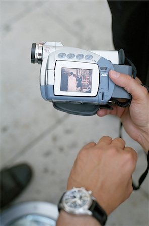 simsearch:628-02954740,k - Man with a Digital Camera which shows a Picture of a Wedding - Technology Foto de stock - Sin royalties Premium, Código: 628-02615778