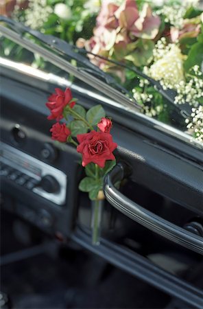 Little Bunch of Roses at the Glove Box - Car - Wedding Stock Photo - Premium Royalty-Free, Code: 628-02615798