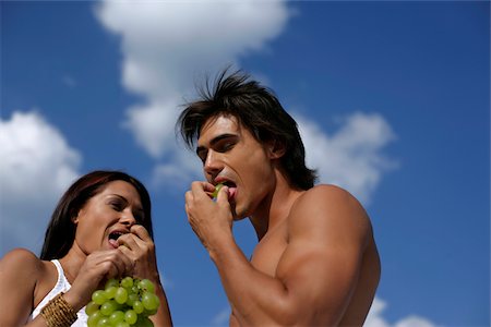 simsearch:628-02615852,k - Couple eating grapes Fotografie stock - Premium Royalty-Free, Codice: 628-02615846