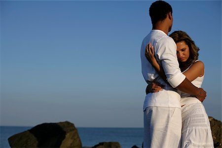 simsearch:628-02615852,k - Couple embracing one another Fotografie stock - Premium Royalty-Free, Codice: 628-02615840
