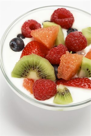 Salade de fruits sur l'yaourt Photographie de stock - Premium Libres de Droits, Code: 628-02615917