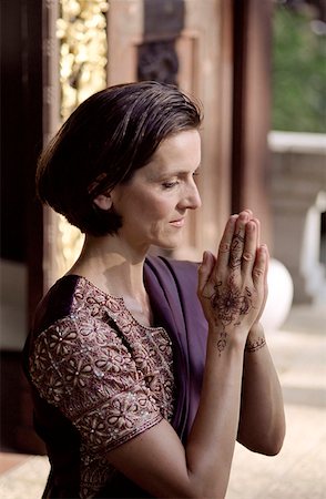 praying indian woman - Femme foncés dans un Saree a ses mains pliée - Tradition - Supplication Photographie de stock - Premium Libres de Droits, Code: 628-02954029