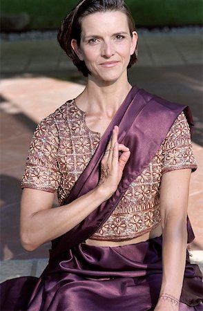 Darkhaired Woman in a Saree has one Hand over her Heart - Tradition - Temple - Henna-Drawing Foto de stock - Sin royalties Premium, Código: 628-02954030