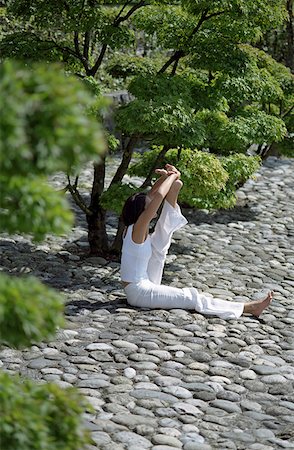 Femme touche un pied et qui s'étend vers le haut - Yoga - arbres - Nature Photographie de stock - Premium Libres de Droits, Code: 628-02954032