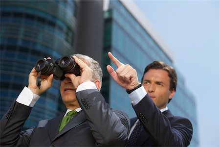 simsearch:628-02954142,k - A man showing something to another man with a spyglass Fotografie stock - Premium Royalty-Free, Codice: 628-02954092