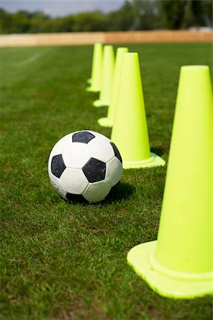 Soccer ball and pylons on grass Foto de stock - Sin royalties Premium, Código: 628-02954204