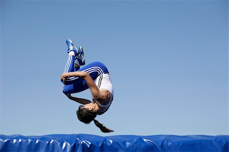 salto em altura - Woman falling on safety mat Foto de stock - Royalty Free Premium, Número: 628-02954419