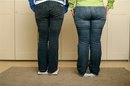 Deux femmes figurées complètes en blue-jeans debout sur les échelles (partie de) Photographie de stock - Premium Libres de Droits, Code: 628-02954517