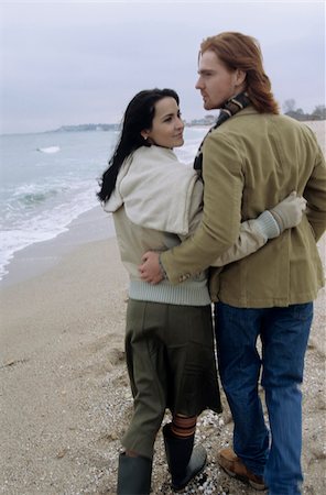 strand - Brownhaired jeune femme va se promener sur la plage avec son petit ami - bonheur - vivre ensemble - vacances - saison - hiver Photographie de stock - Premium Libres de Droits, Code: 628-02954600