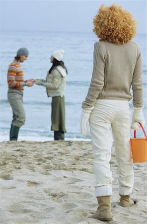 envie (jalousie) - Femme avec une tête frisée strawberry blonde à la recherche de deux amis - temps libre - saison - plage Photographie de stock - Premium Libres de Droits, Code: 628-02954632