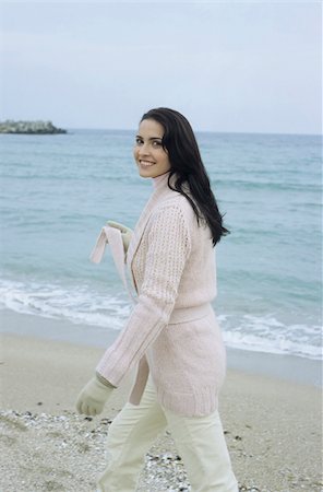 simsearch:628-02954798,k - Young brownhaired Woman with Cardigan at the Beach - Season - Nature Fotografie stock - Premium Royalty-Free, Codice: 628-02954647