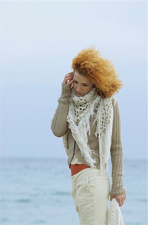 strand - Femme avec une fraise blonde tête frisée se promener le long de la plage - solitude - saison - Nature Photographie de stock - Premium Libres de Droits, Code: 628-02954667