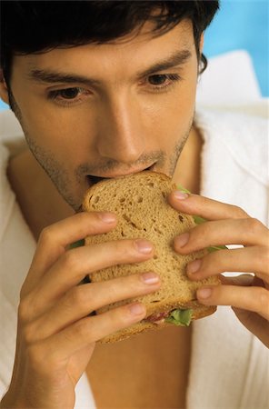 simsearch:628-02954740,k - Darkhaired Man in a Bathrobe biting into a Sandwich - Snack - Foodstuff Foto de stock - Sin royalties Premium, Código: 628-02954751