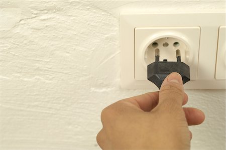 power outlet - Woman putting plug into electrical outlet Foto de stock - Sin royalties Premium, Código: 628-02953518