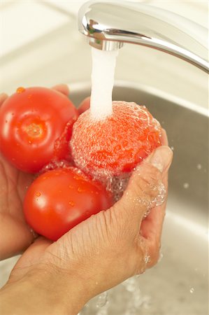 simsearch:628-02953578,k - Woman washing tomatoes Foto de stock - Sin royalties Premium, Código: 628-02953522