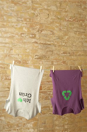 symbole de recyclage - Deux t-shirts suspendus sur la corde à linge Photographie de stock - Premium Libres de Droits, Code: 628-02953564