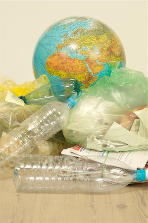 simsearch:693-06435801,k - Globe et déchets recyclables Photographie de stock - Premium Libres de Droits, Code: 628-02953584