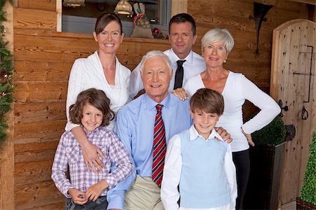 Grandparents, parents and children in front of wooden house Foto de stock - Sin royalties Premium, Código: 628-02953689