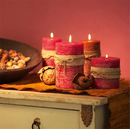 Four red candles and nuts on dresser Foto de stock - Sin royalties Premium, Código: 628-02953775