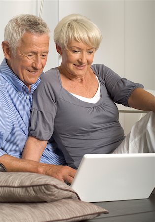 repose - Senior couple using laptop on sofa Stock Photo - Premium Royalty-Free, Code: 628-02953785