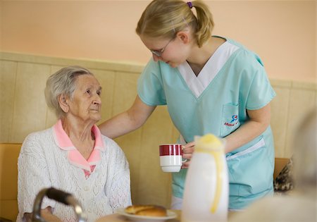 Infirmière avec femme senior en maison de retraite Photographie de stock - Premium Libres de Droits, Code: 628-02953805