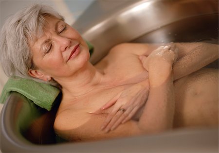 senior and spa - Senior woman in bathtub Foto de stock - Sin royalties Premium, Código: 628-02953811