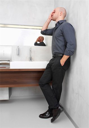 Homme d'affaires épuisé dans les toilettes Photographie de stock - Premium Libres de Droits, Code: 628-02953829