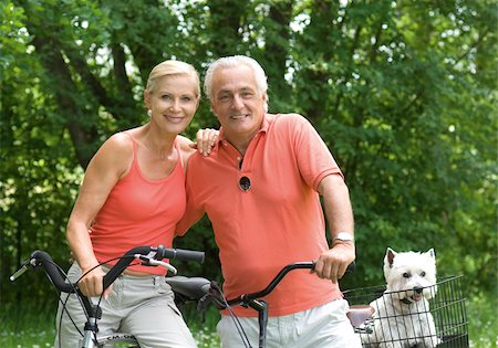 perro rastrero - Senior couple on bikes Foto de stock - Sin royalties Premium, Código: 628-02953822