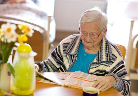 simsearch:628-02953805,k - Senior woman reading magazine in retirement home Foto de stock - Royalty Free Premium, Número: 628-02953831