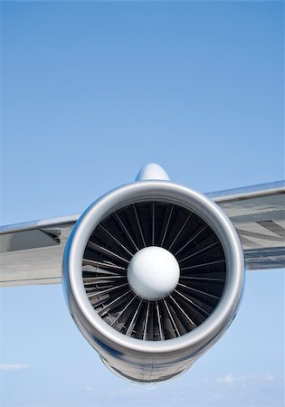 Jet engine of a passenger plane Foto de stock - Sin royalties Premium, Código: 628-02953844