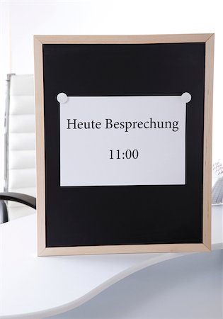 pinnwand - Schwarzes Brett mit der Zeit in deutscher Sprache Stockbilder - Premium RF Lizenzfrei, Bildnummer: 628-02953867