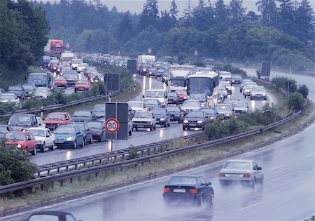 Traffic jam on autobahn in rain Foto de stock - Sin royalties Premium, Código: 628-02953860