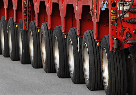 equipamiento pesado - Tires of a heavy truck Foto de stock - Sin royalties Premium, Código: 628-02953870