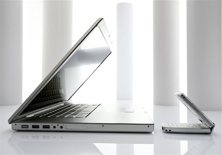 Laptop and cell phone half open Foto de stock - Sin royalties Premium, Código: 628-02953873