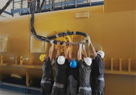 drudgery - Travailleurs avec câble en acier lourd, construction d'une centrale électrique Photographie de stock - Premium Libres de Droits, Code: 628-02953942