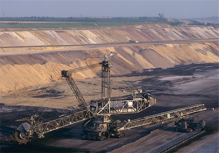 Excavatrice à godets dans la région minière de charbon brun Garzweiler, Rhénanie du Nord-Westphalie, Allemagne Photographie de stock - Premium Libres de Droits, Code: 628-02953966