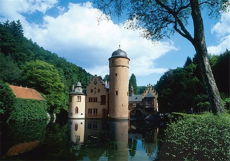 Mespelbrunn Castle, Bavaria, Germany Foto de stock - Sin royalties Premium, Código: 628-02953970