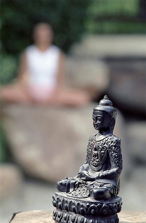 stein - Statue de Bouddha devant une femme qui fait de Yoga sur une roche - bouddhisme - méditation Photographie de stock - Premium Libres de Droits, Code: 628-02953998