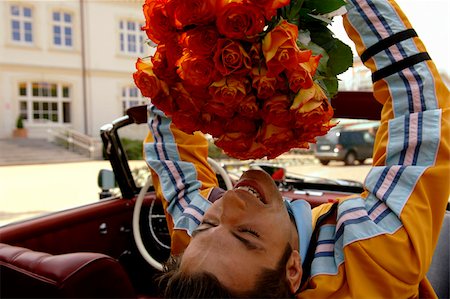 simsearch:628-03201079,k - Jeune homme aux cheveux noirs assis dans une voiture avec un bouquet de roses, gros plan Photographie de stock - Premium Libres de Droits, Code: 628-03201085