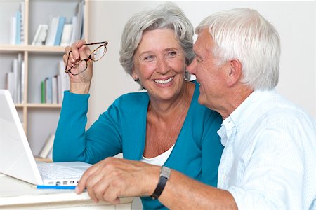 elderly couple in home - Heureux couple supérieurs à l'aide d'ordinateur portable Photographie de stock - Premium Libres de Droits, Code: 628-03201117