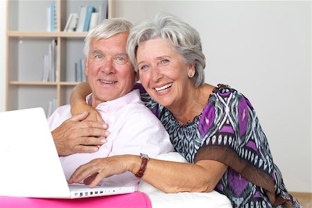 elderly couple in home - Heureux couple supérieurs à l'aide d'ordinateur portable Photographie de stock - Premium Libres de Droits, Code: 628-03201126