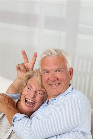 simsearch:628-02953828,k - Senior couple on couch fooling around Fotografie stock - Premium Royalty-Free, Codice: 628-03201130