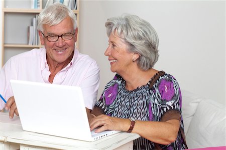 elderly couple in home - Heureux couple supérieurs à l'aide d'ordinateur portable Photographie de stock - Premium Libres de Droits, Code: 628-03201183