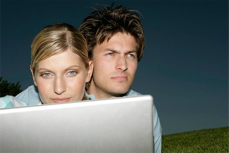 simsearch:628-03201258,k - Junges Paar mit Laptop im Gras Stockbilder - Premium RF Lizenzfrei, Bildnummer: 628-03201234