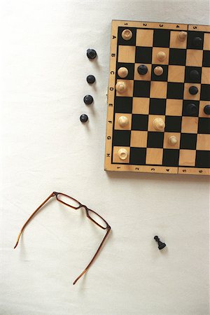 Chess Board and Glasses standing on Table Foto de stock - Royalty Free Premium, Número: 628-03201297