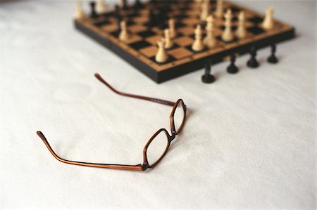 simsearch:628-03201300,k - Échiquier et lunettes, debout sur la Table Photographie de stock - Premium Libres de Droits, Code: 628-03201298