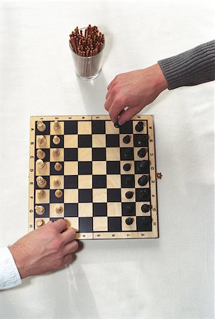 Two Men's Hands and a Chess Board-Two Men playing Chess (Detail) Foto de stock - Sin royalties Premium, Código: 628-03201299